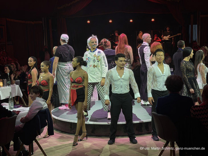 Finale der der Dinnershow HULLIS (©Foto: Martin Schmitz) 